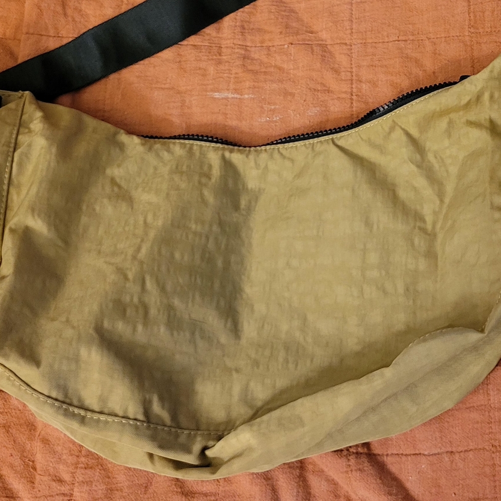 BAGGU Medium Crescent - Dark Khaki